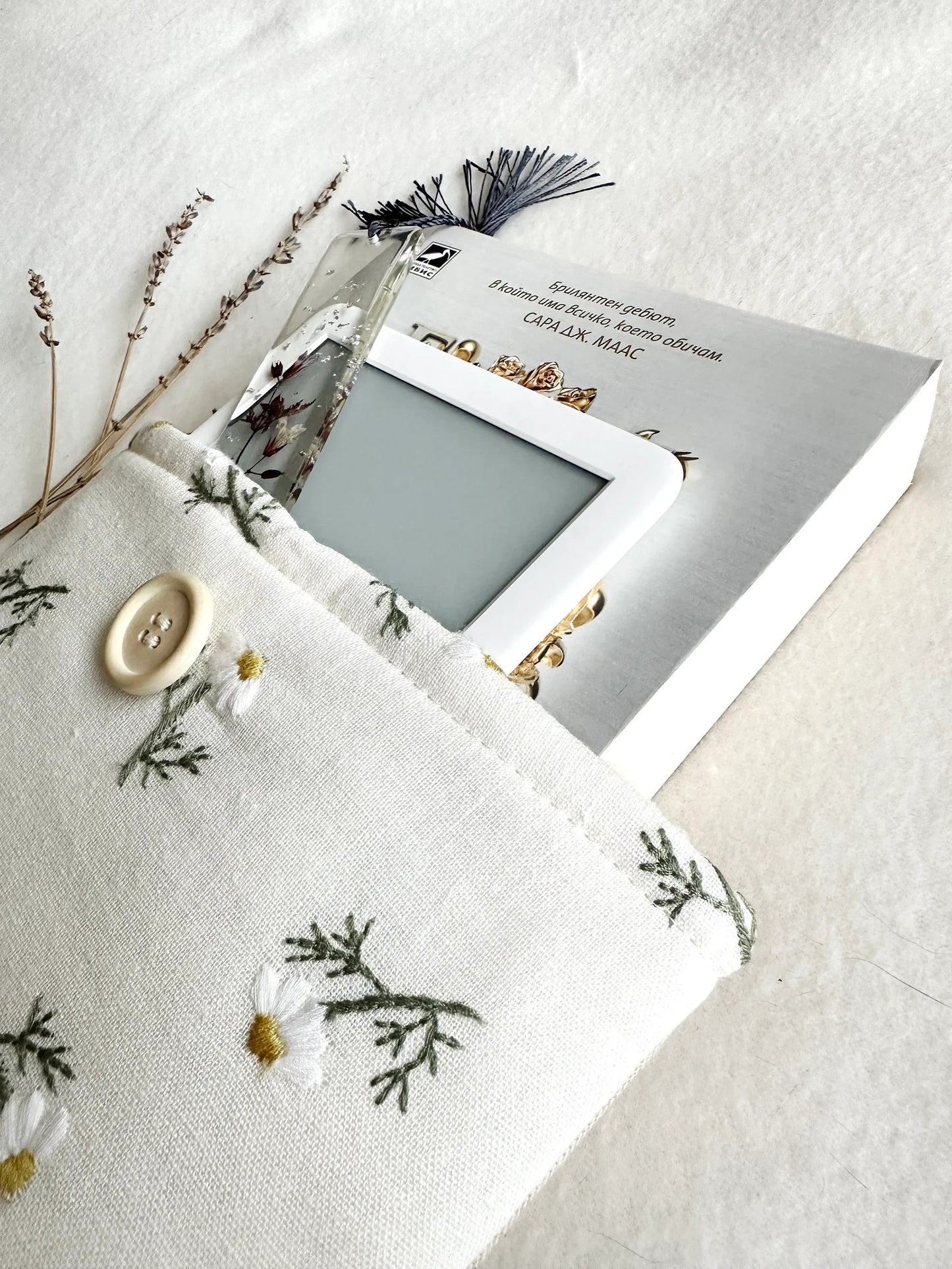 Embroidered White Daisy Book Sleeve