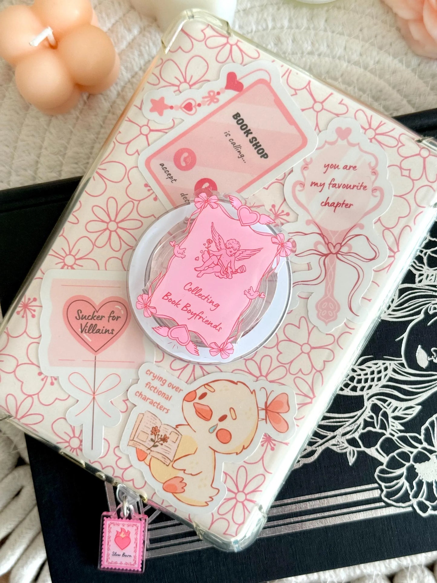 Romantasy Cupid Magnetic E-Reader Grip