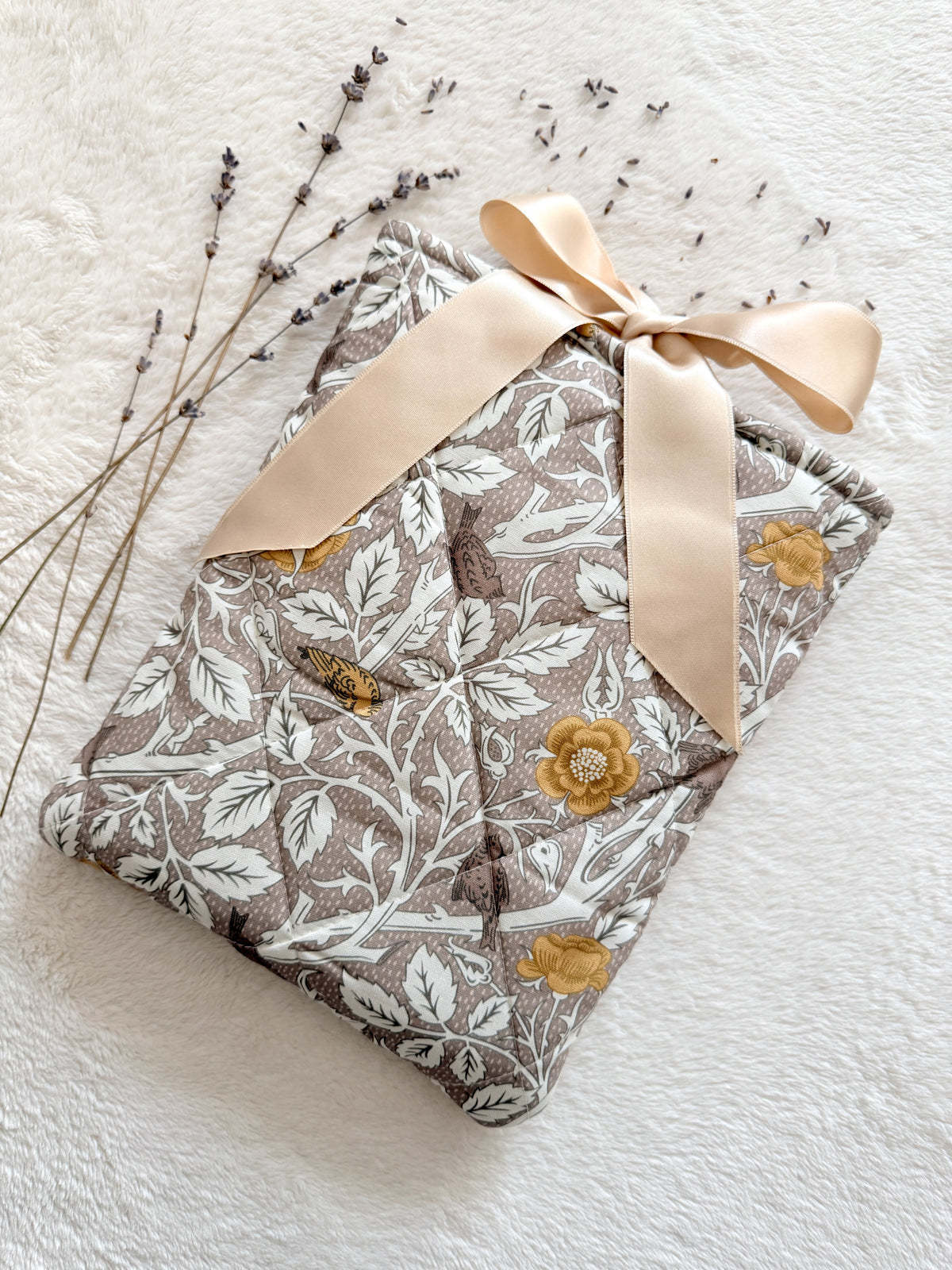 William Morris Bow Tie Book Sleeve (Light Brown)