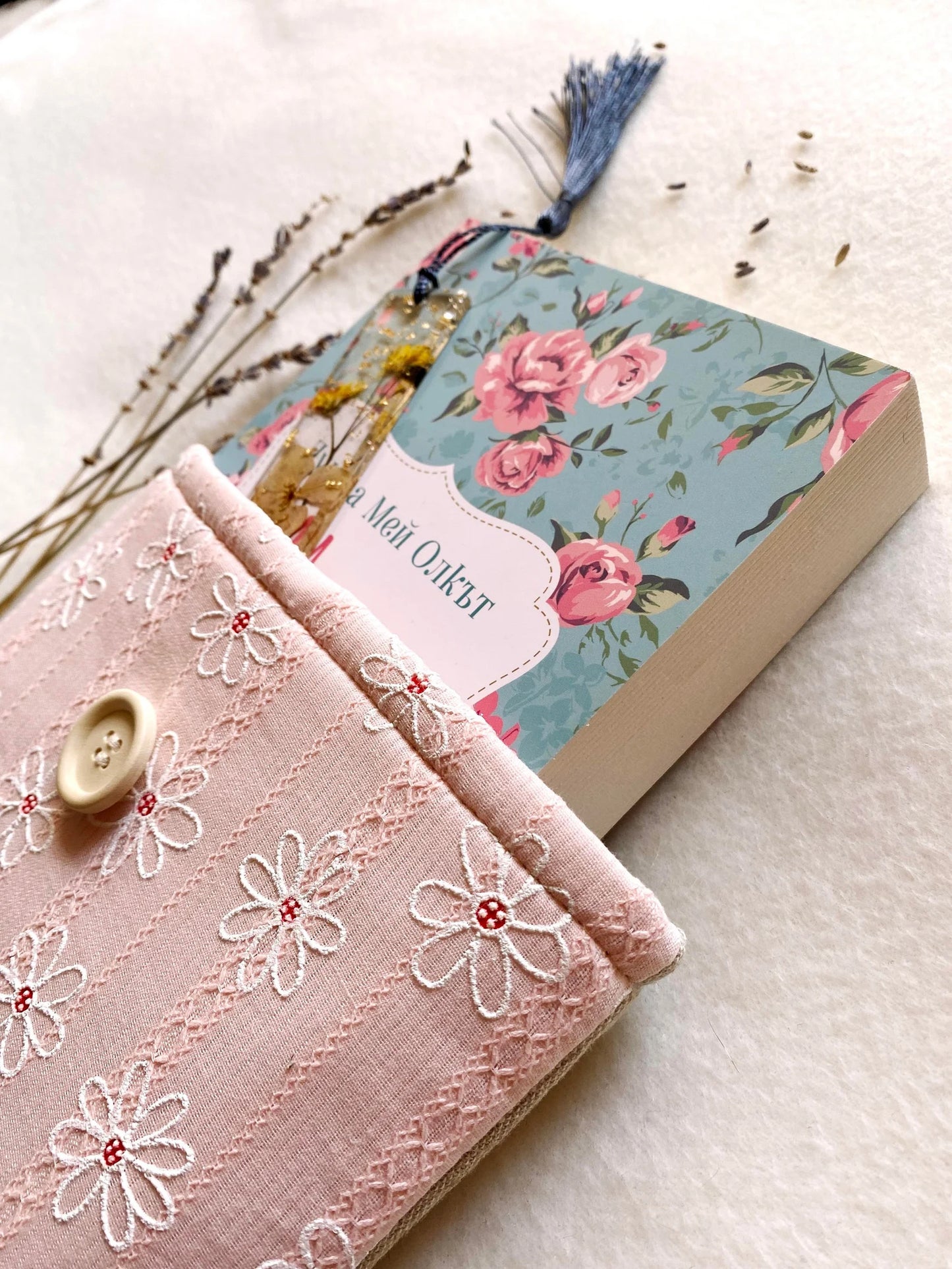 Embroidered Pink Daisy Book Sleeve