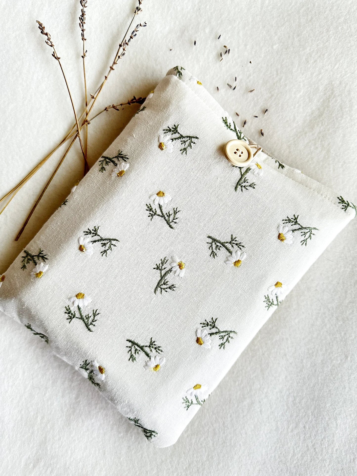 Embroidered White Daisy Book Sleeve