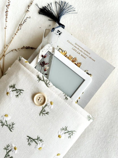 Embroidered White Daisy Book Sleeve