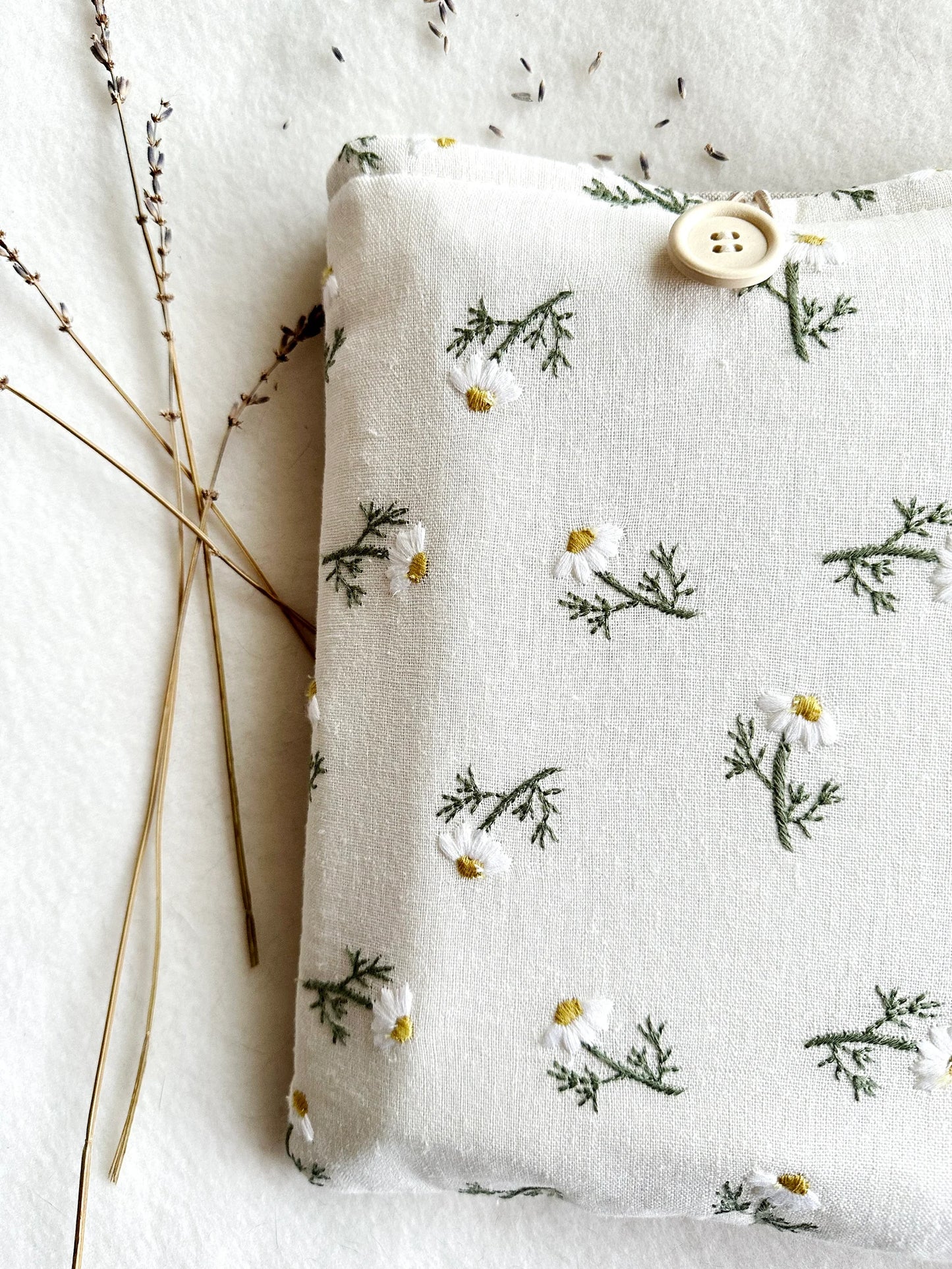 Embroidered White Daisy Book Sleeve