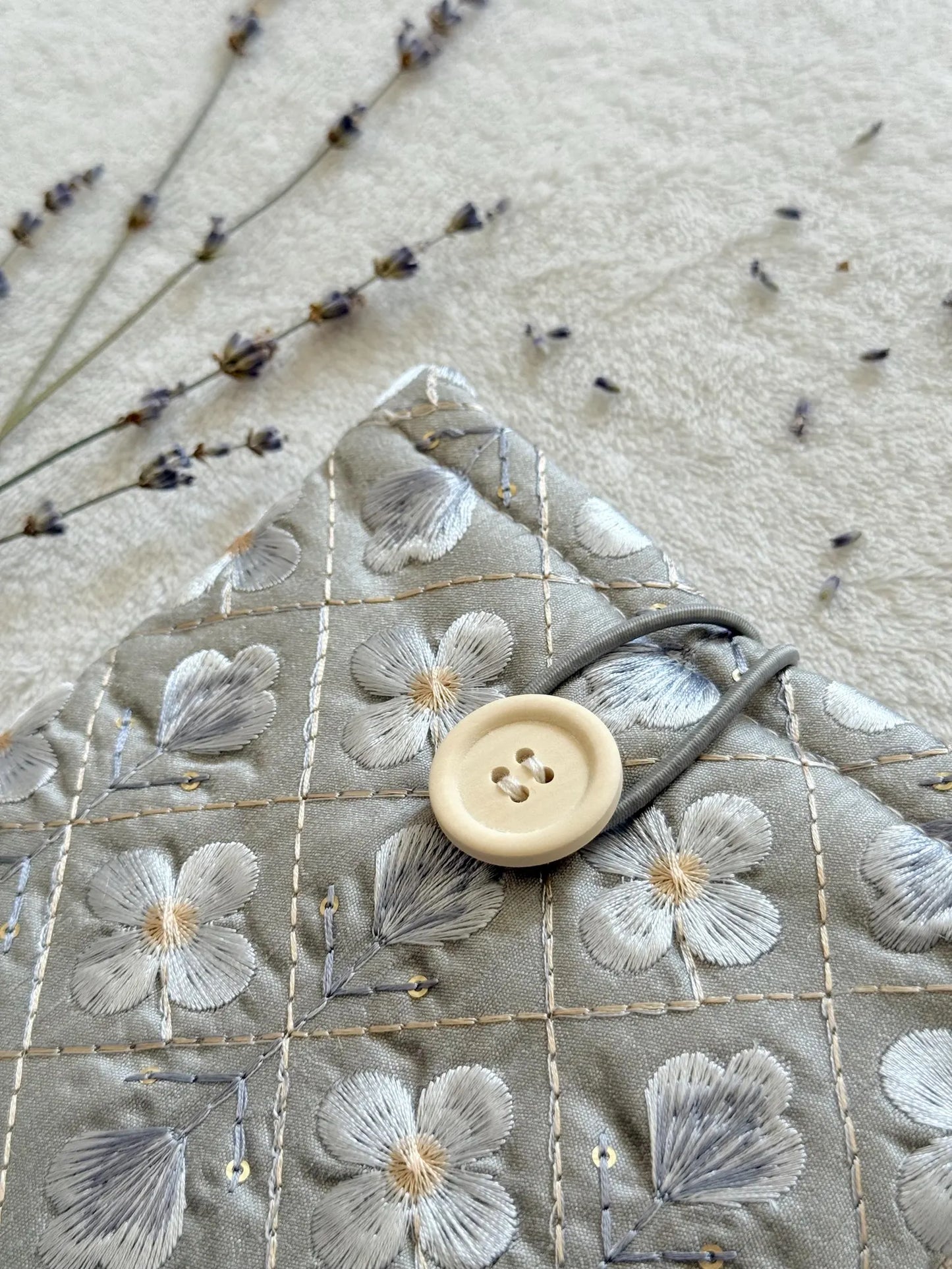 Embroidered Ice Blue Daisy E-Reader Sleeve