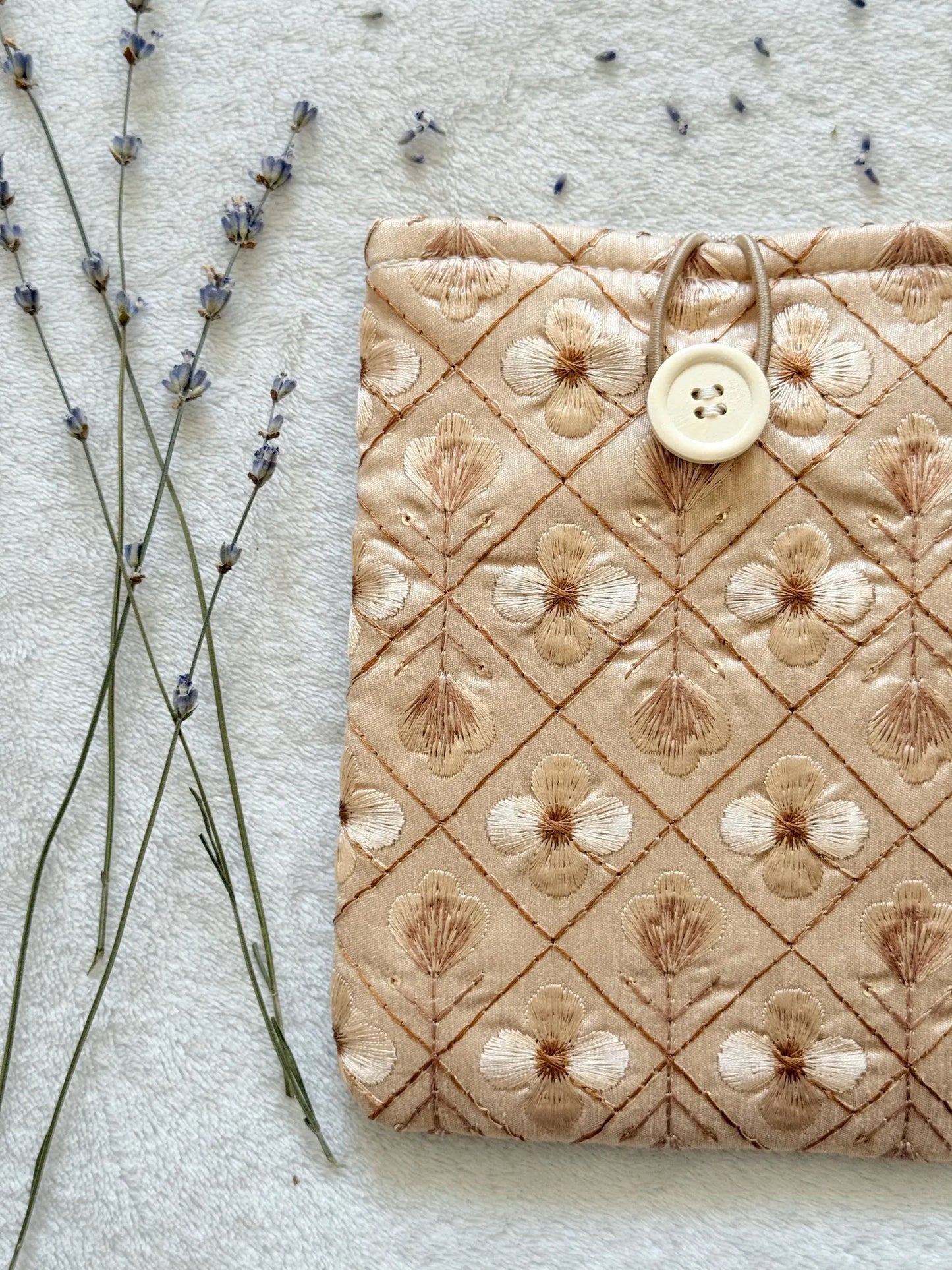Embroidered Golden Daisy E-Reader Sleeve