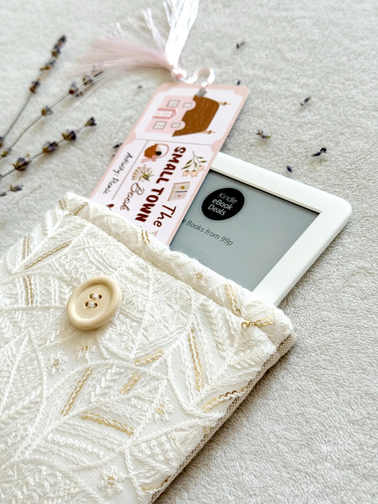 Embroidered Leaf E-Reader Sleeve