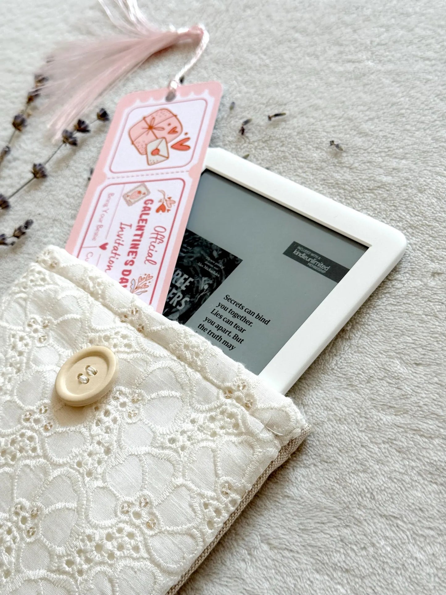 Embroidered White Floral E-Reader Sleeve