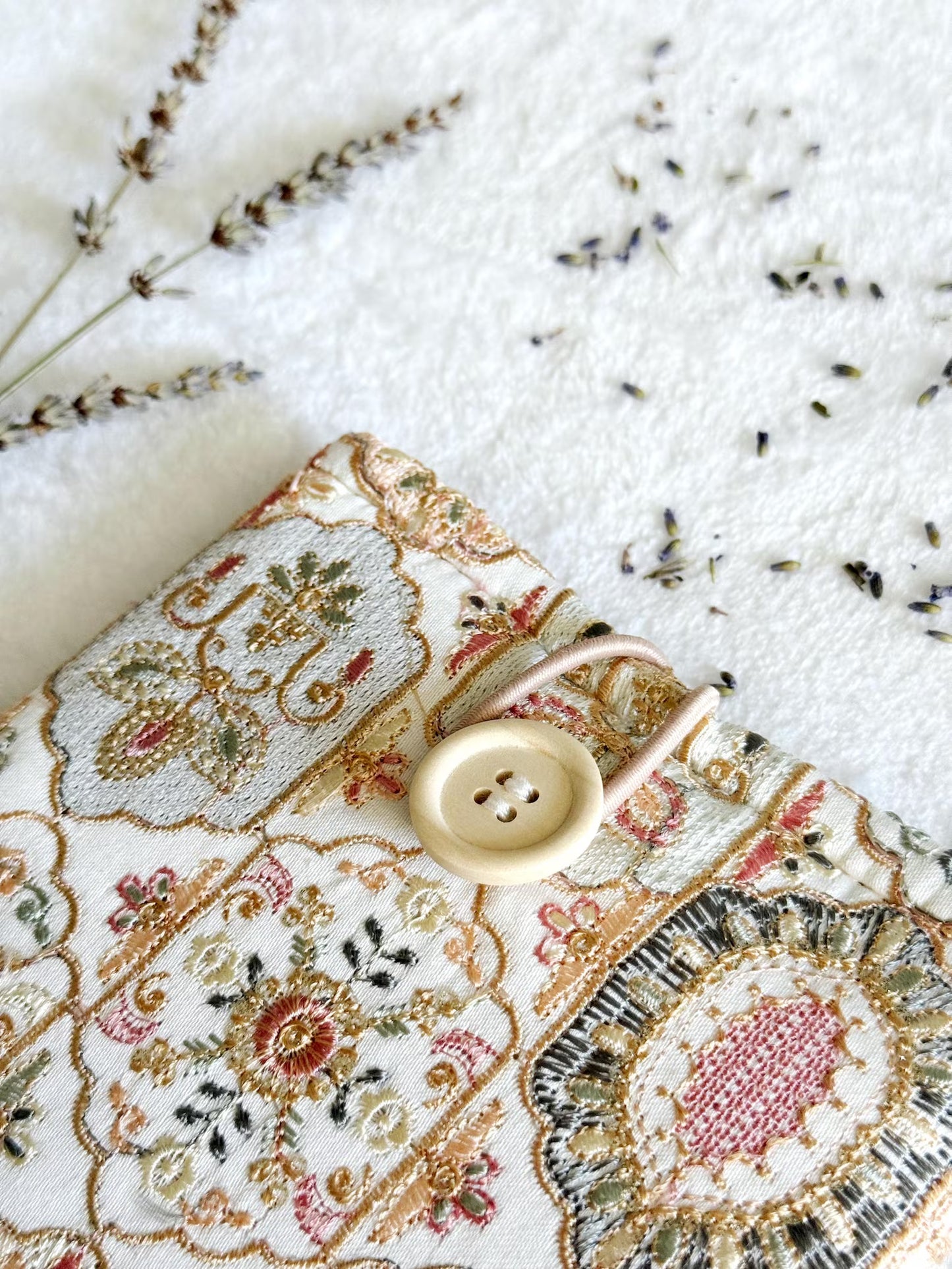 Embroidered White Rhomboid Floral E-Reader Sleeve