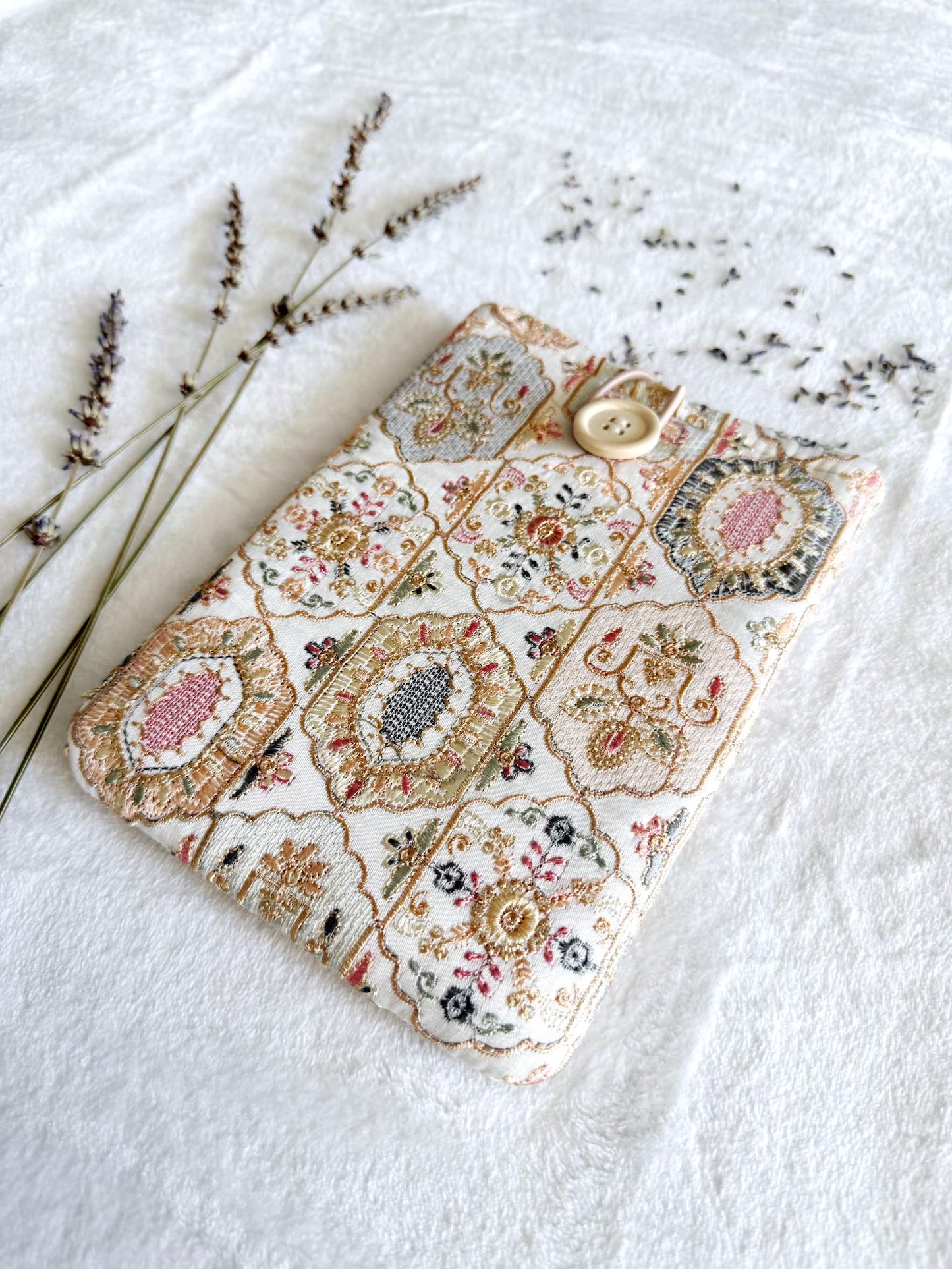 Embroidered White Rhomboid Floral E-Reader Sleeve