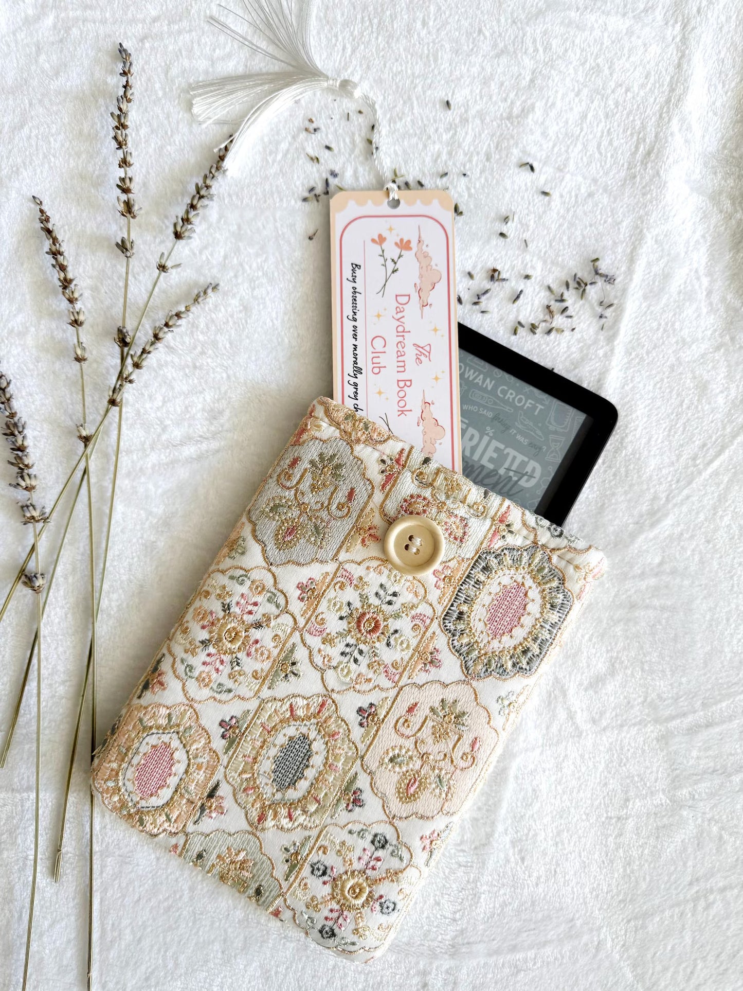 Embroidered White Rhomboid Floral E-Reader Sleeve