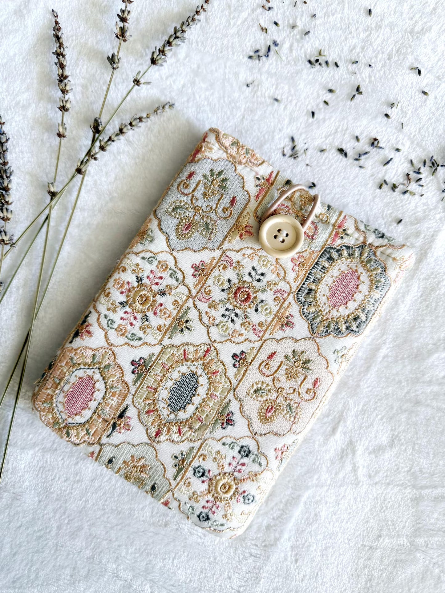 Embroidered White Rhomboid Floral E-Reader Sleeve