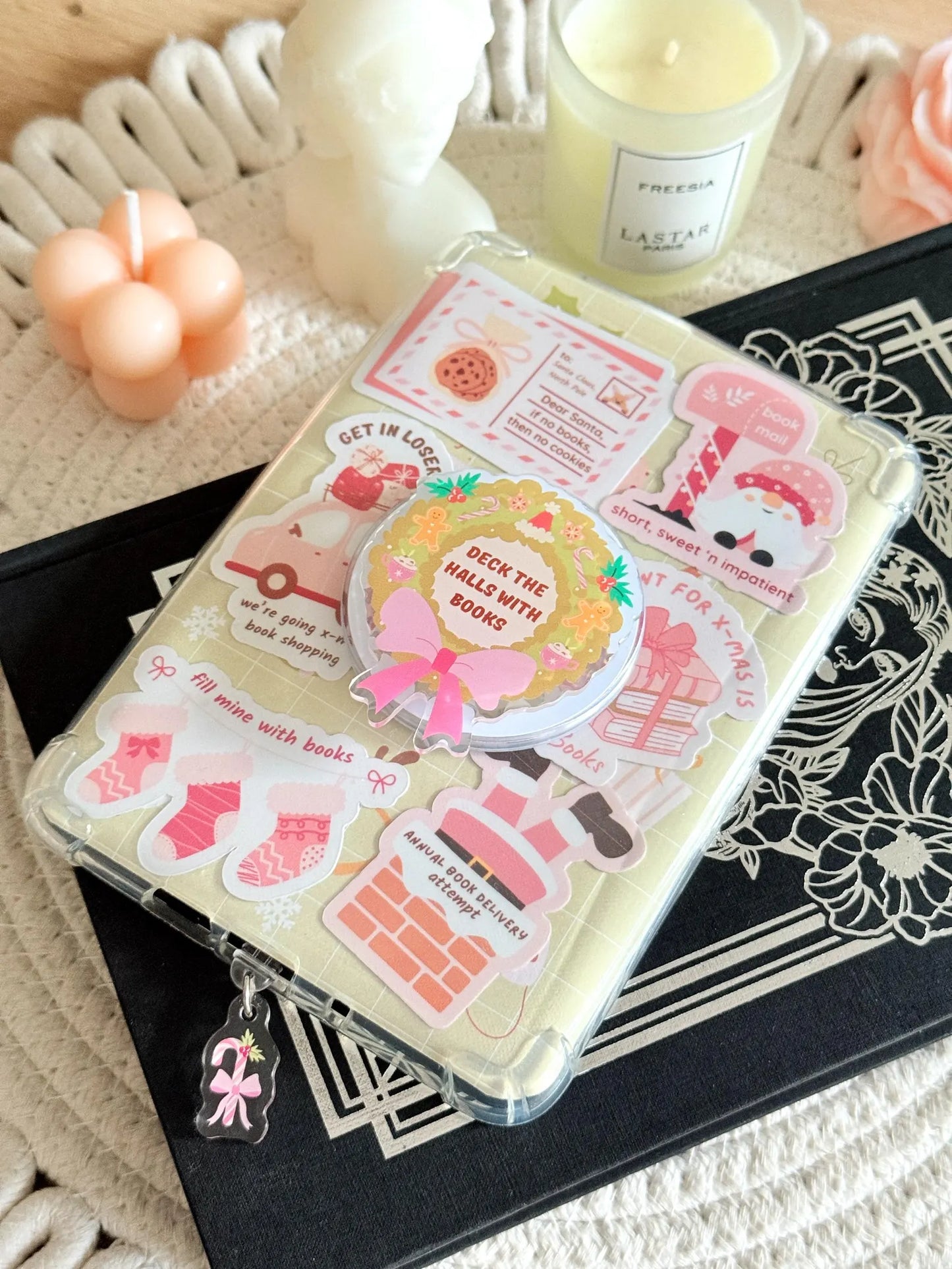 Christmas Wreath Magnetic E-Reader Grip