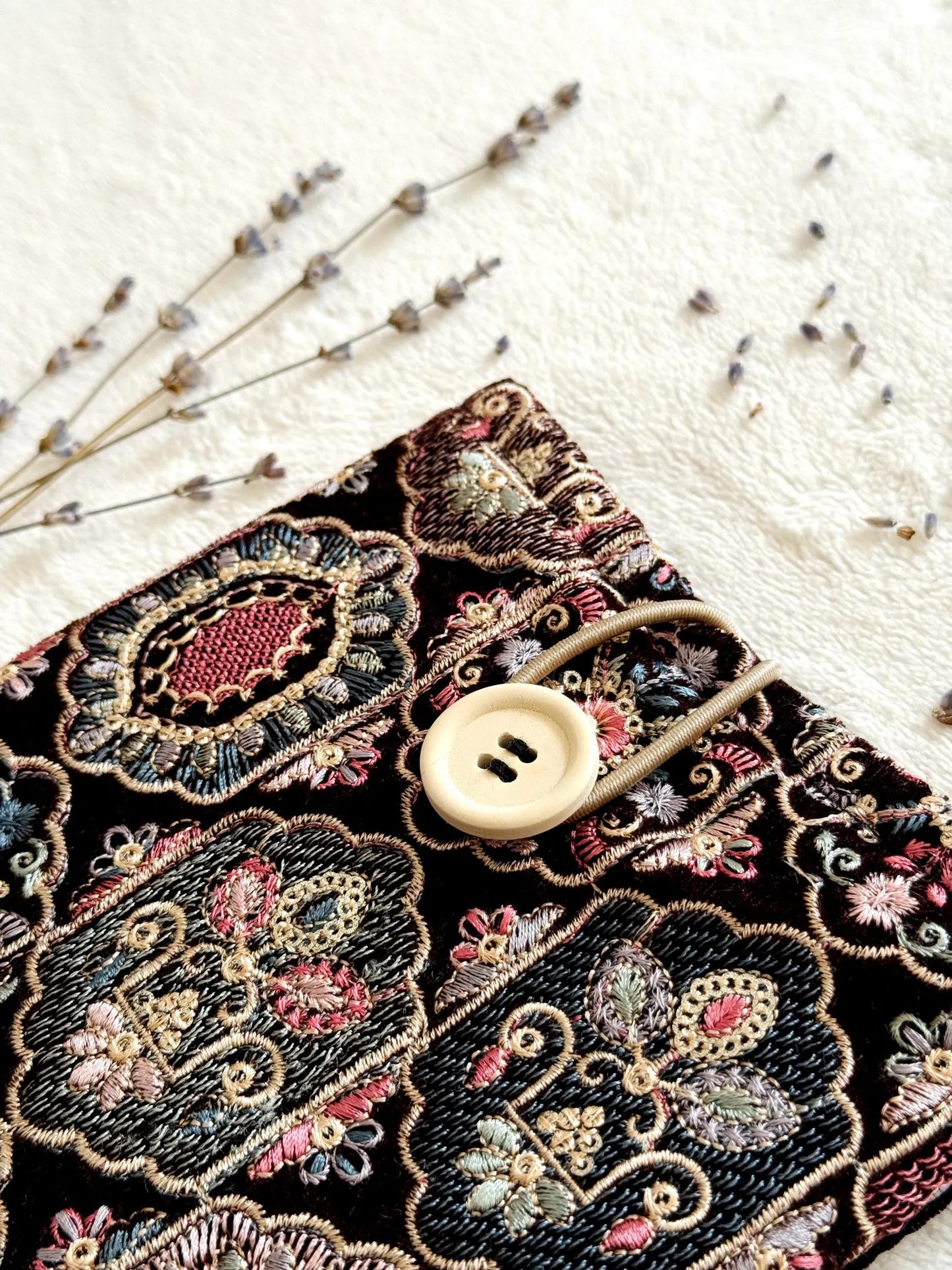 Embroidered Brown Rhomboid Floral E-Reader Sleeve