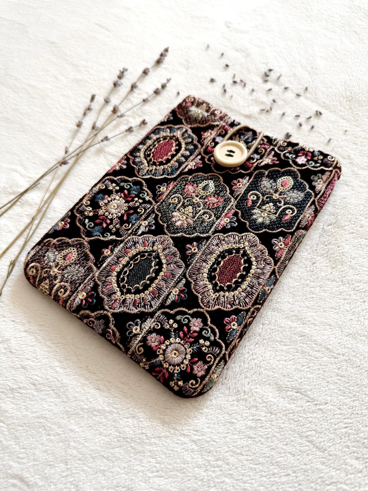 Embroidered Brown Rhomboid Floral E-Reader Sleeve