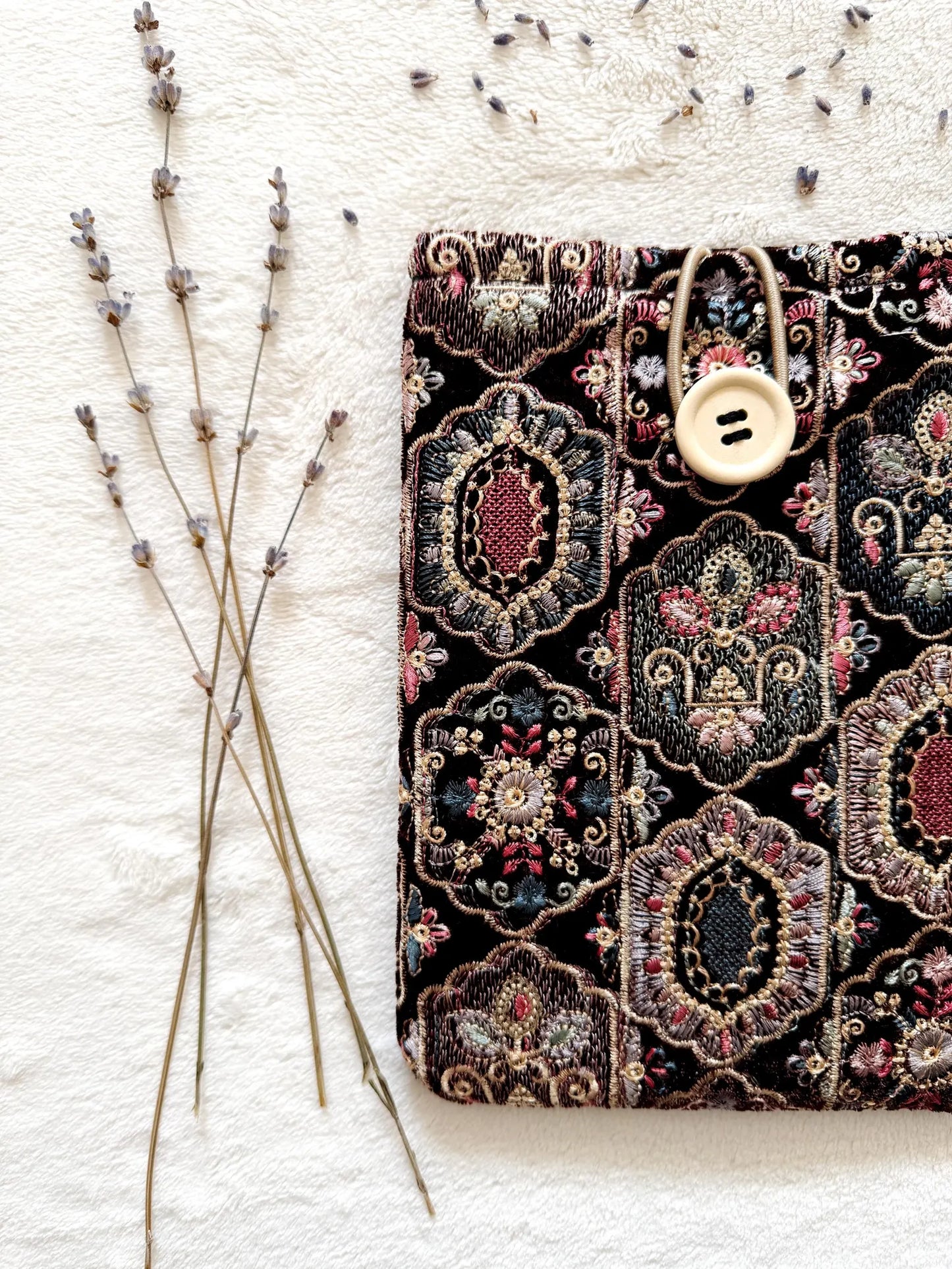 Embroidered Brown Rhomboid Floral E-Reader Sleeve