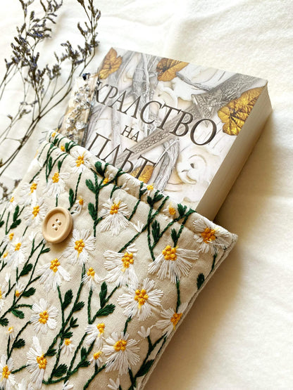Embroidered Daisy Book Sleeve