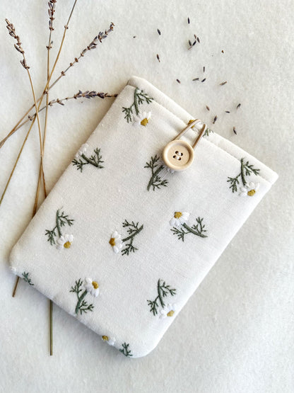 Embroidered Daisy Kindle & Kobo Sleeve