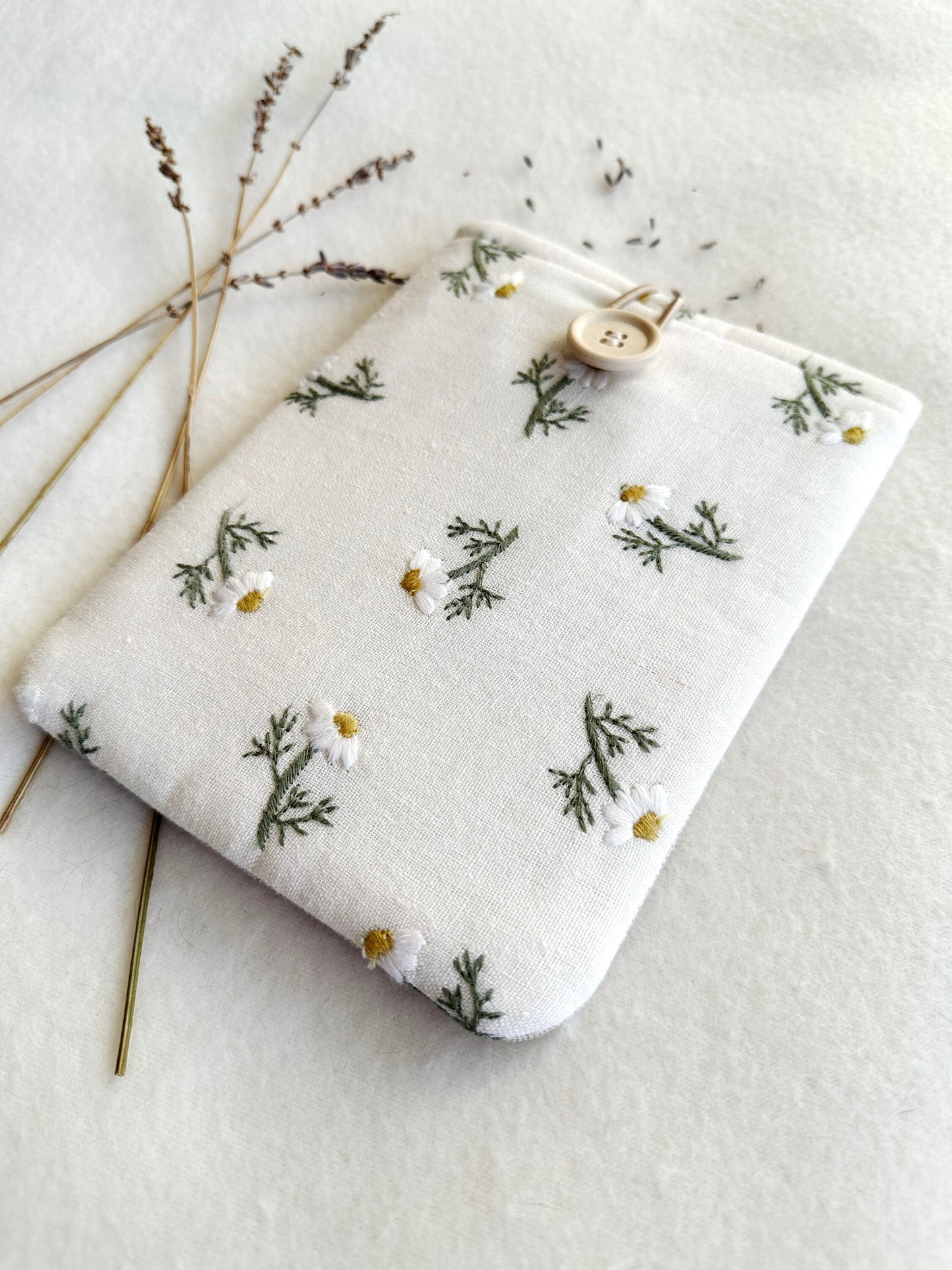 Embroidered Daisy Kindle & Kobo Sleeve