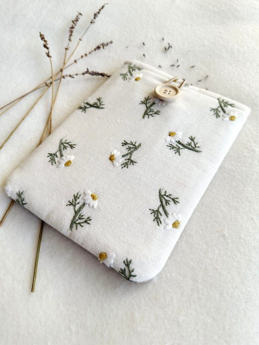 Embroidered Daisy Kindle & Kobo Sleeve