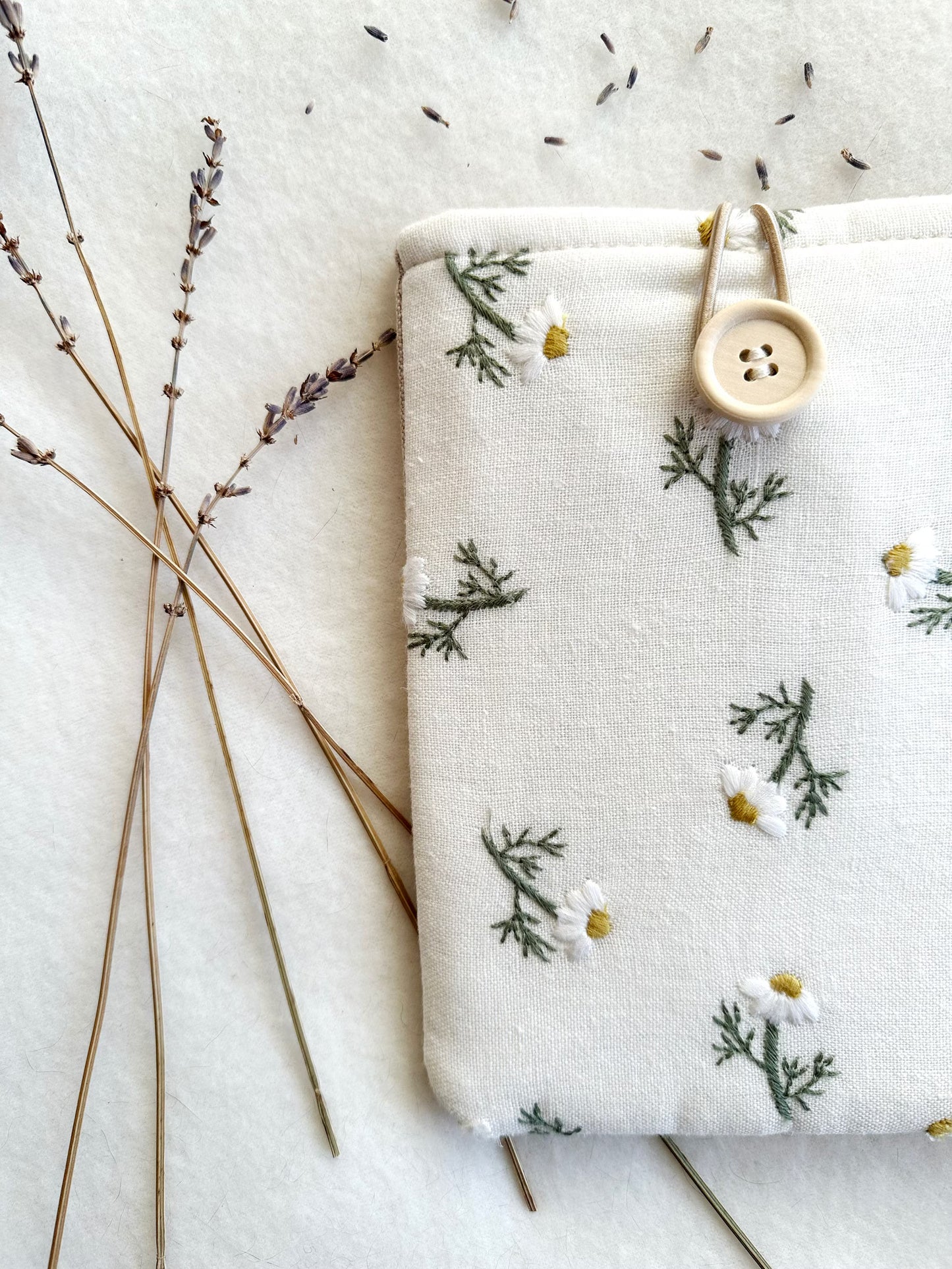 Embroidered Daisy Kindle & Kobo Sleeve