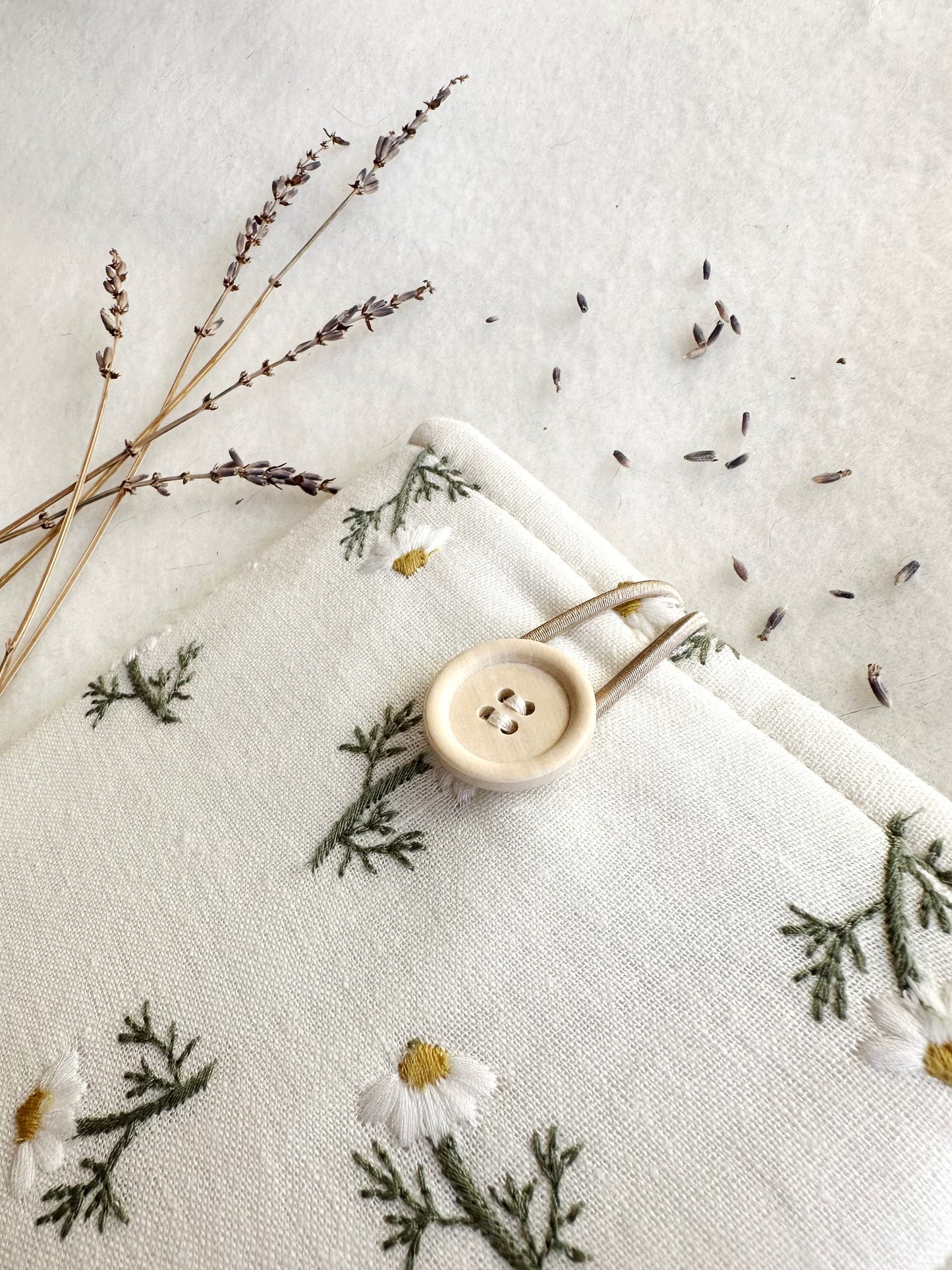 Embroidered Daisy Kindle & Kobo Sleeve