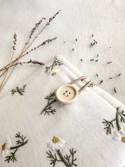Embroidered Daisy Kindle & Kobo Sleeve