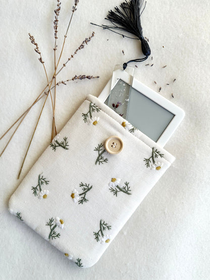 Embroidered Daisy Kindle & Kobo Sleeve