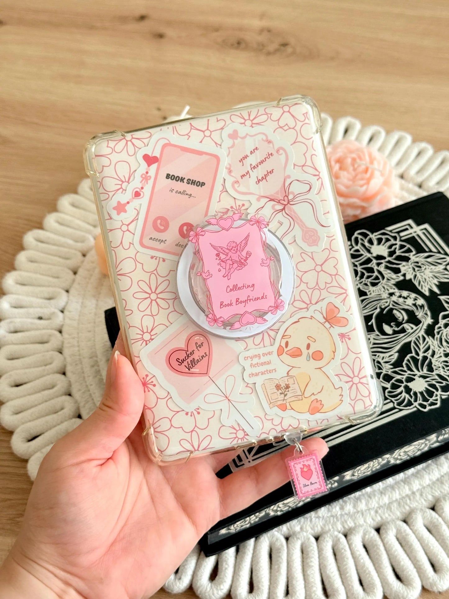 Romantasy Cupid Magnetic E-Reader Grip